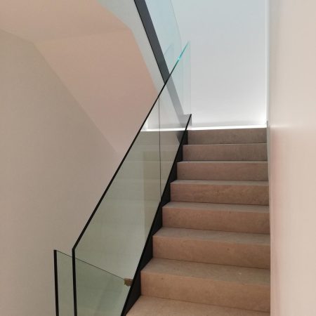 Escales amb barana de vidre