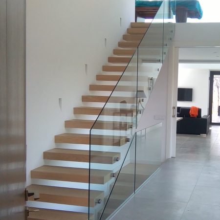 Escales amb barana de vidre