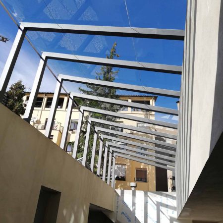 Passadís amb sostre de vidre sobre estructura metàl·lica